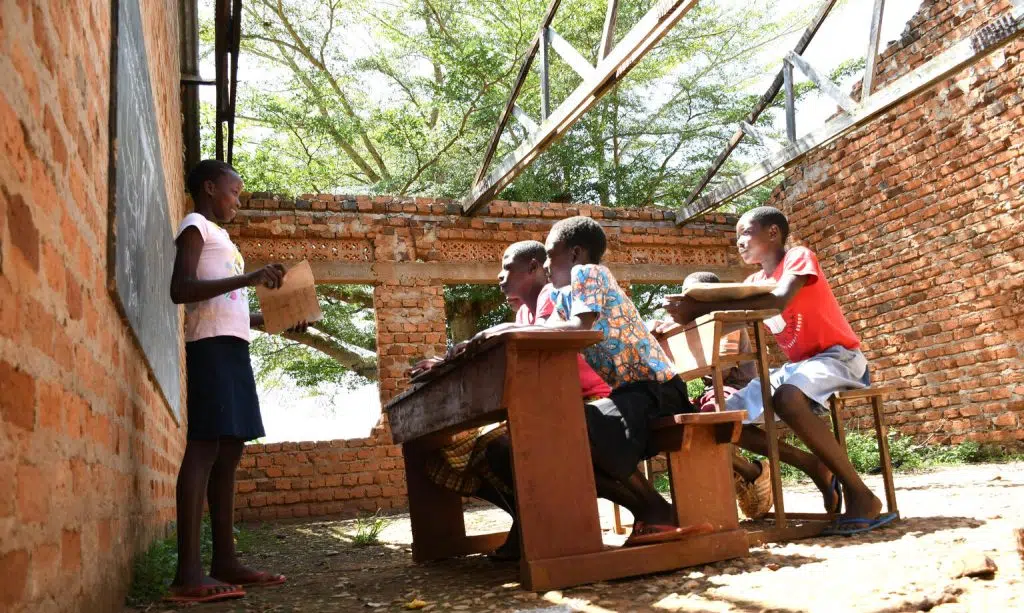 Six élèves de l'école primaire Jelel du district de Serere lors d'une session de révision de vacances en groupe dans l'un des blocs de classe, dont le toit a été emporté par des tempêtes de grêle. Les élèves ont dit qu'il s'agissait de leur ancienne classe, et qu'ils ont été transférés dans une autre classe. 