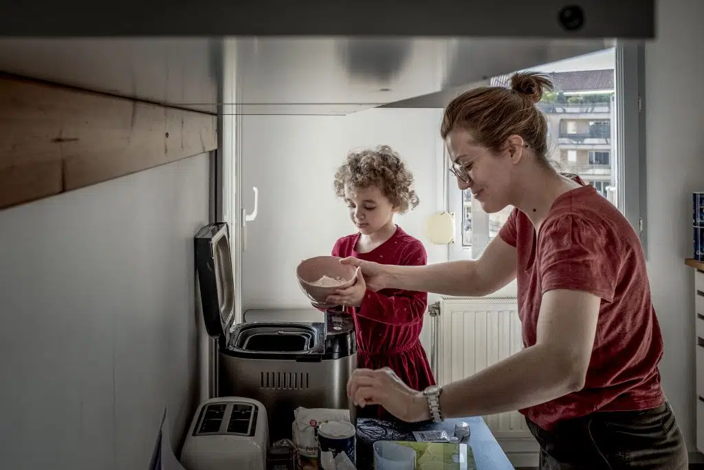 Ma famille confinée. Le 20 Mars, 4e jour de confinement. Anne-Lise, Bruno et Violette, 3ans. Préparation du pain pour les repas à venir.